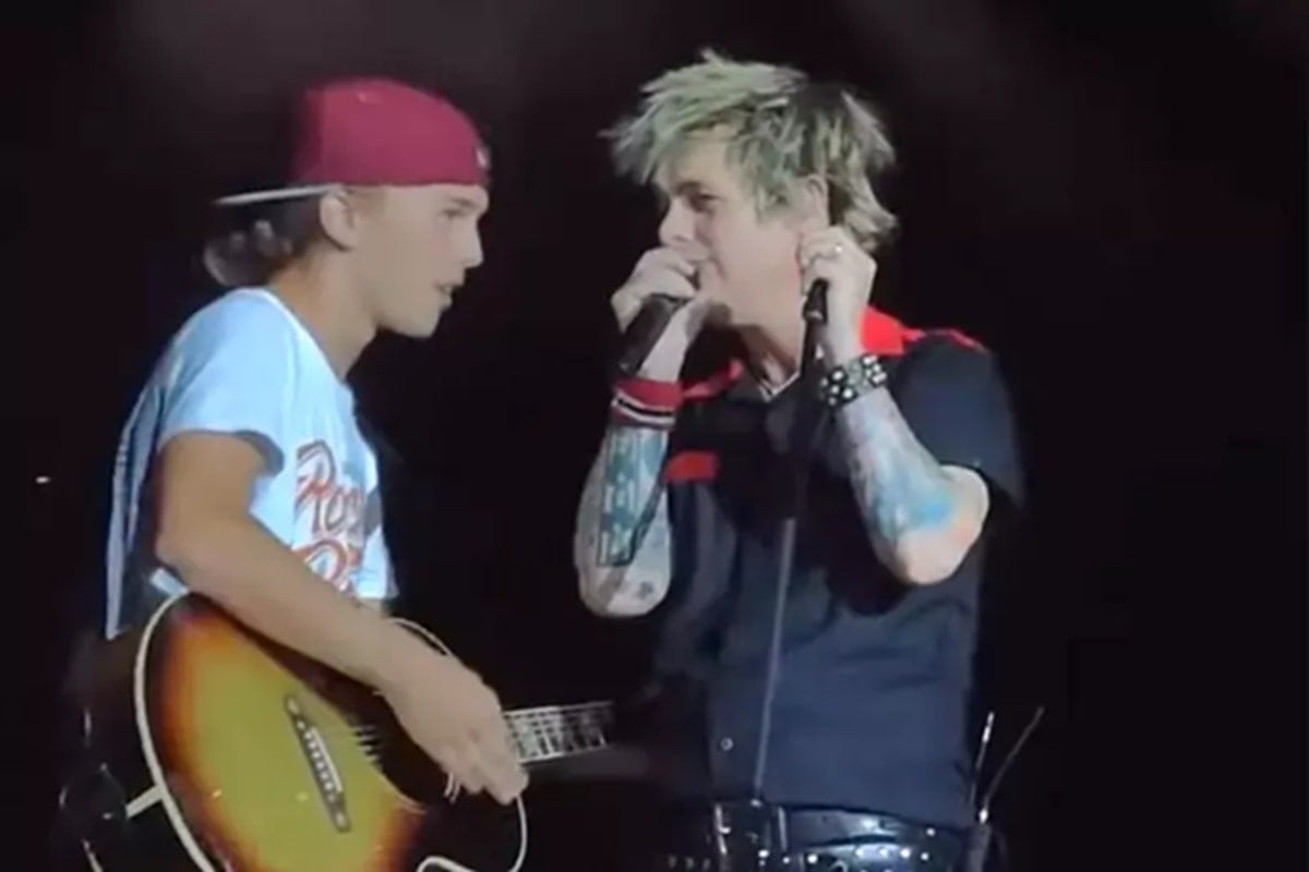 Green Day echó a un fan del escenario por tocar una canción de Oasis: El video